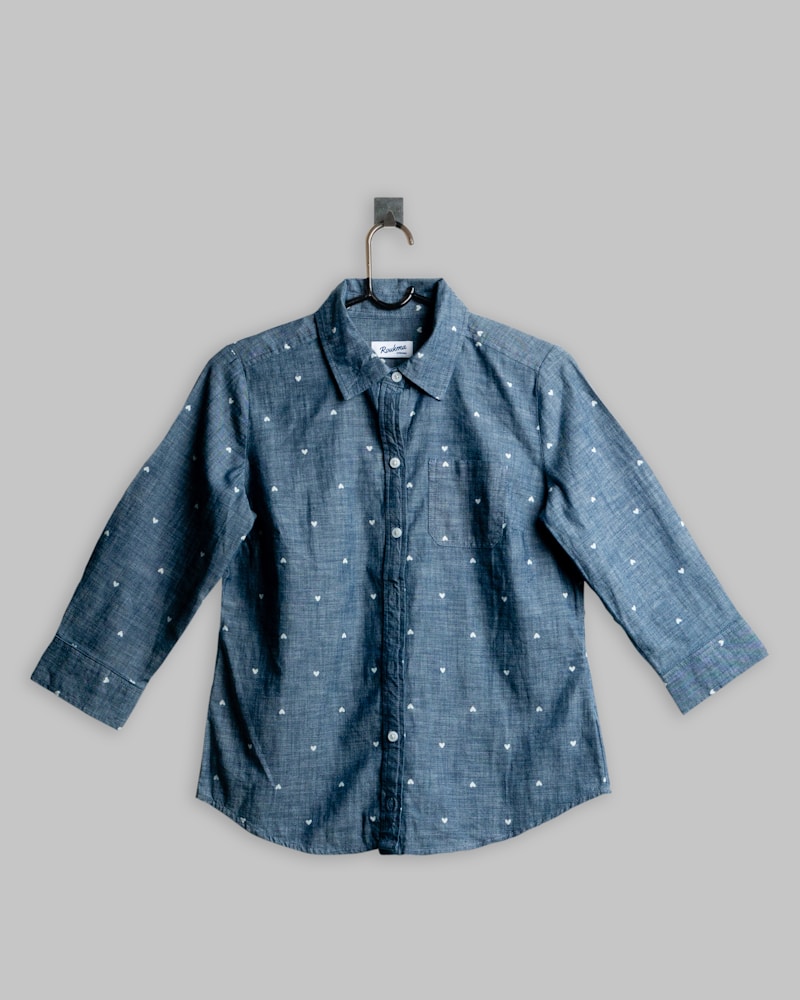 photo-1596755094514-f87e34085b2c